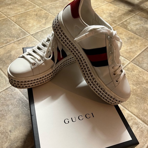 Gucci Sneaker size 7 like new